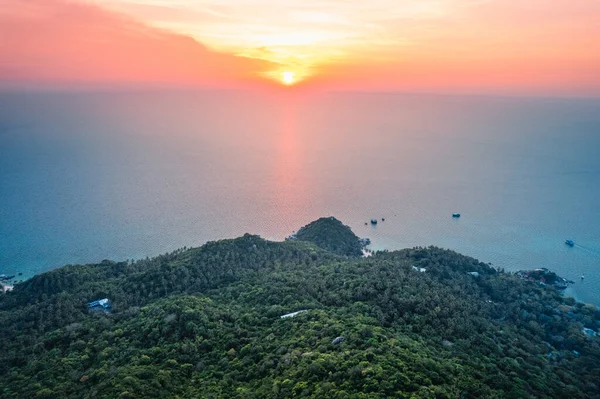 Akşamları Koh Tao 'nun yüksek açılı manzarası.