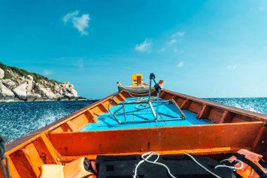  Koh Tao, Tayland 'daki körfezde uzun kuyruklu bir teknede seyahat ediyor.