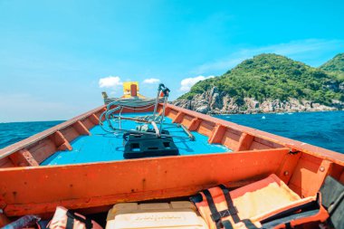  Koh Tao, Tayland 'daki körfezde uzun kuyruklu bir teknede seyahat ediyor.