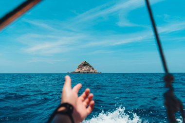  Koh Tao, Tayland 'daki körfezde uzun kuyruklu bir teknede seyahat ediyor.