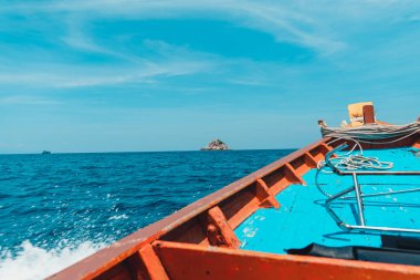  Koh Tao, Tayland 'daki körfezde uzun kuyruklu bir teknede seyahat ediyor.