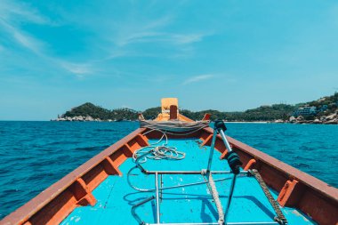  Koh Tao, Tayland 'daki körfezde uzun kuyruklu bir teknede seyahat ediyor.