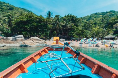  Koh Tao, Tayland 'daki körfezde uzun kuyruklu bir teknede seyahat ediyor.