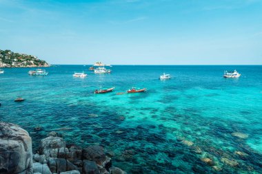 Koh Tao 'da körfez ve tekne gezileri, adadan deniz manzarası.