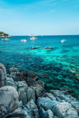 Koh Tao 'da körfez ve tekne gezileri, adadan deniz manzarası.
