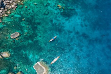 Koh Tao 'da körfez ve tekne gezileri, adadan deniz manzarası.