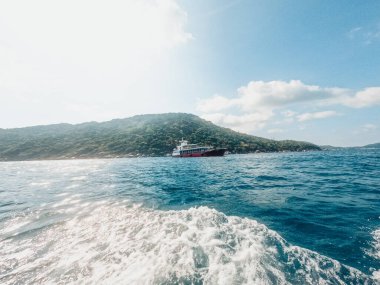Koh Tao 'da körfez ve tekne gezileri, adadan deniz manzarası.