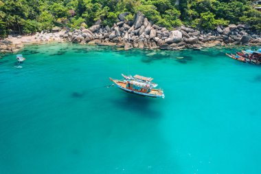 Koh Tao 'da körfez ve tekne gezileri, adadan deniz manzarası.