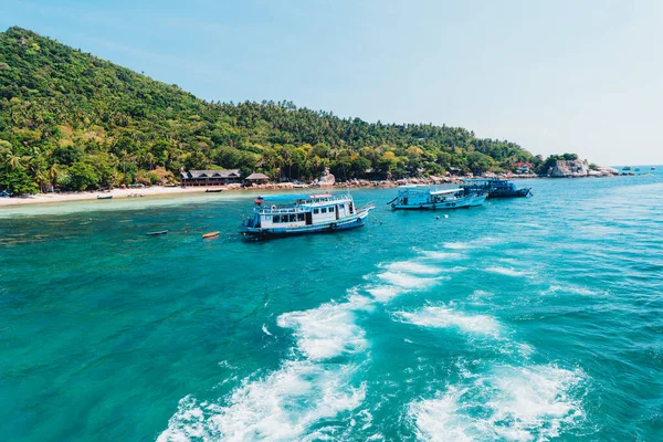 Koh Tao 'da körfez ve tekne gezileri, adadan deniz manzarası.