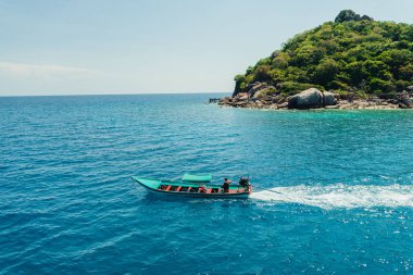 Kohtao, Tayland 'daki tropik ada ve uzun kuyruklu tekne.
