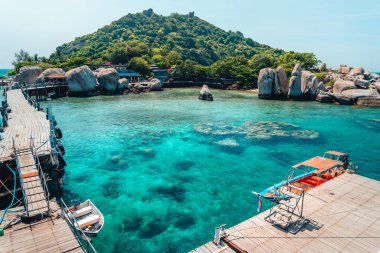 Kohtao, Tayland 'daki tropik ada ve uzun kuyruklu tekne.