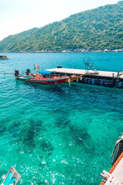 Kohtao, Tayland 'daki tropik ada ve uzun kuyruklu tekne.