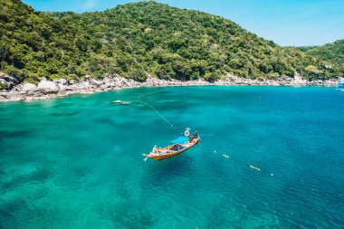 Kohtao, Tayland 'daki tropik ada ve uzun kuyruklu tekne.