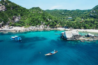 Kohtao, Tayland 'daki tropik ada ve uzun kuyruklu tekne.