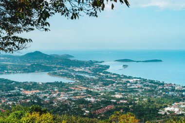 Koh Samui 'deki bir dağdan deniz manzarası, tropik ada.
