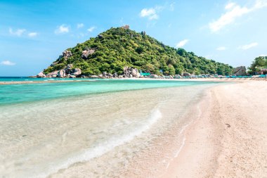 Tropikal adada beyaz plaj, plajlar ve dinlenecek yerler