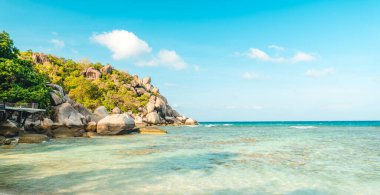 Tropikal adada beyaz plaj, plajlar ve dinlenecek yerler