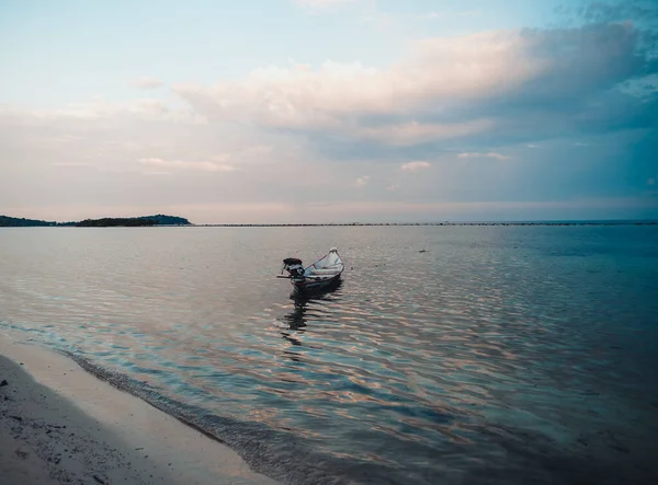 Tropikal adada beyaz plaj, plajlar ve dinlenecek yerler