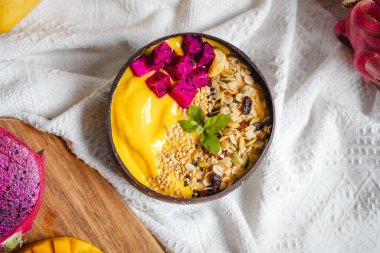 Mango ve Ejderha Meyve Smoothie Kasesi Hindistan cevizi kabuğu kabuğunda