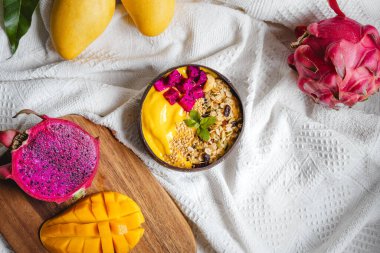 Mango ve Ejderha Meyve Smoothie Kasesi Hindistan cevizi kabuğu kabuğunda