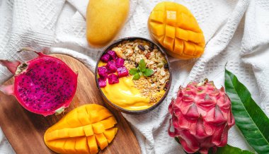 Mango ve Ejderha Meyve Smoothie Kasesi Hindistan cevizi kabuğu kabuğunda