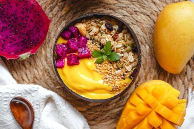 Mango ve Ejderha Meyve Smoothie Kasesi Hindistan cevizi kabuğu kabuğunda