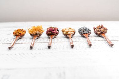 Kaşıkta çiçek çayı, beyaz arkaplan