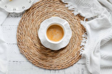 Kek ve sabah sütlü kahve beyaz masada.