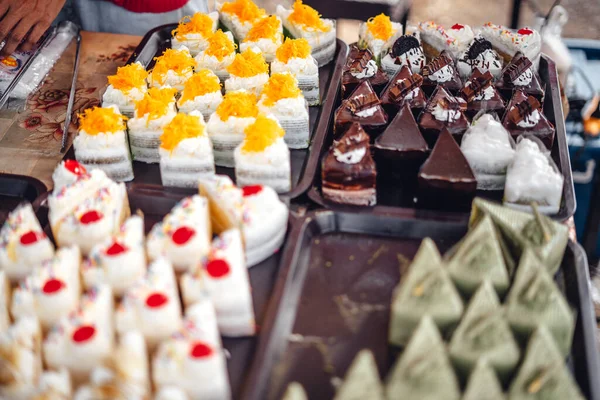 通りの市場でのベーカリーとケーキ — ストック写真
