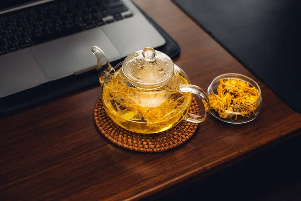Forró Tea Császári Krizantém Virágok Vízforralóban Fekete Háttér — Stock Fotó
