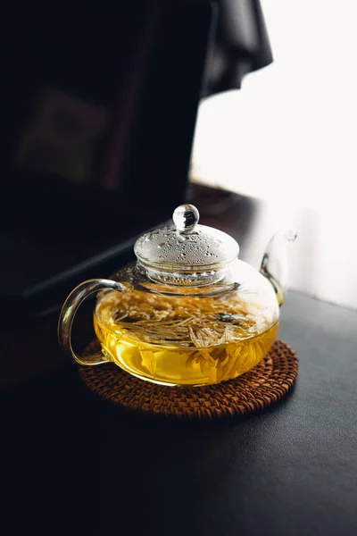 Горячий Чай Императорский Хризантема Цветы Чайнике Черный Фон — стоковое фото