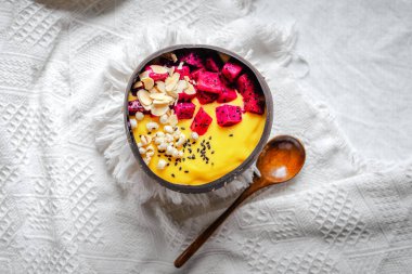  Mango ve Pineapple Smoothie Bowl Beyaz Arkaplan