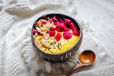  Mango ve Pineapple Smoothie Bowl Beyaz Arkaplan