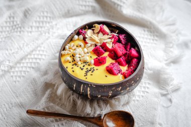  Mango ve Pineapple Smoothie Bowl Beyaz Arkaplan