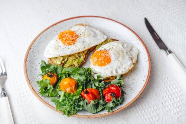 Avokado Tostuyla Sağlıklı Yumurta Kahvaltısı