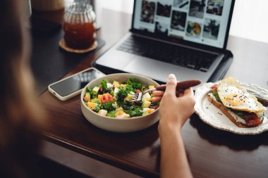 Sağlıklı Avokado ve yumurta salatası masada.