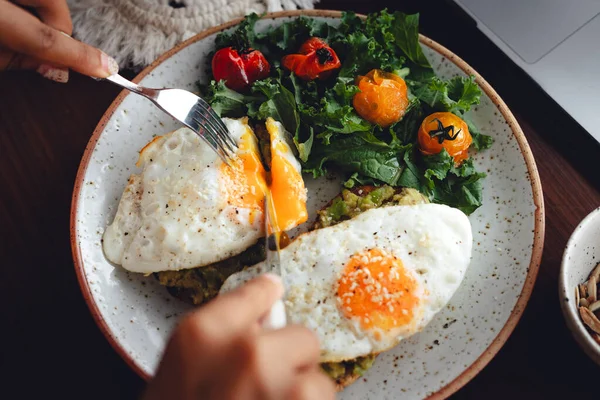 Stock image Healthy avocado fried egg toast breakfast on the desk