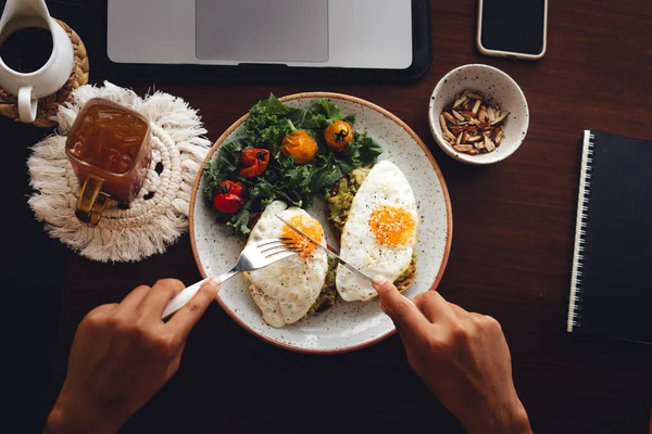 Sağlıklı Avokado Kızarmış Yumurtalı Tost Kahvaltısı Masada Stok Resim