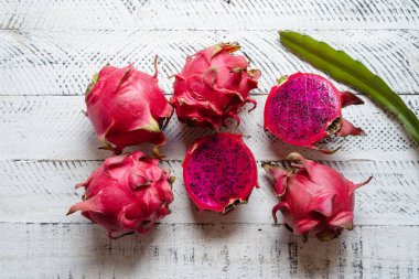 Pitaya 'nın yüksek açılı görüntüsü masada, Ejder Meyvesi