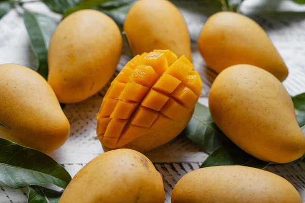 Žluté Zralé Mango Bílém Dřevě Royalty Free Stock Obrázky