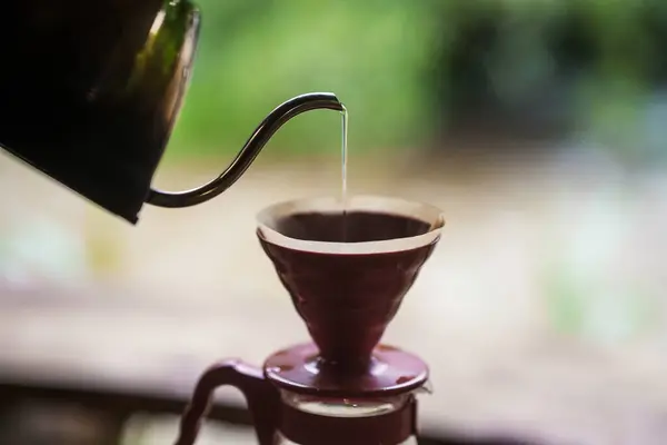 自宅でコーヒーを作る手のクローズアップ ドリップコーヒー — ストック写真
