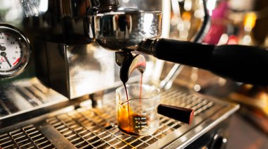 İtalyan Expresso Kahve makinesi kahve yapıyor.