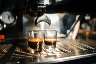 İtalyan Expresso Kahve makinesi kahve yapıyor.