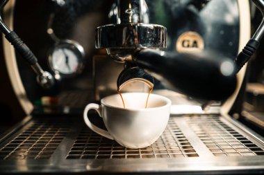 İtalyan Expresso Kahve makinesi kahve yapıyor.