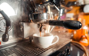 Sıcak kahve, makineden espresso kahve.