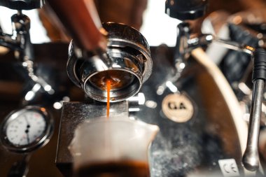 Sıcak kahve, makineden espresso kahve.