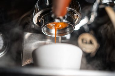 Sıcak kahve, makineden espresso kahve.