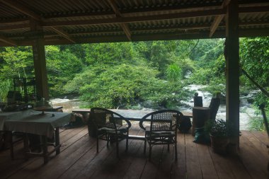 Nehir kenarındaki teras, sandalyeler ve doğa ile rahatlama..