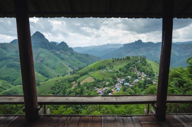 dağ manzaralı balkon