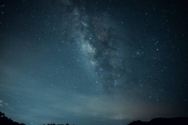 Samanyolu ve gece tarlada şenlik ateşi